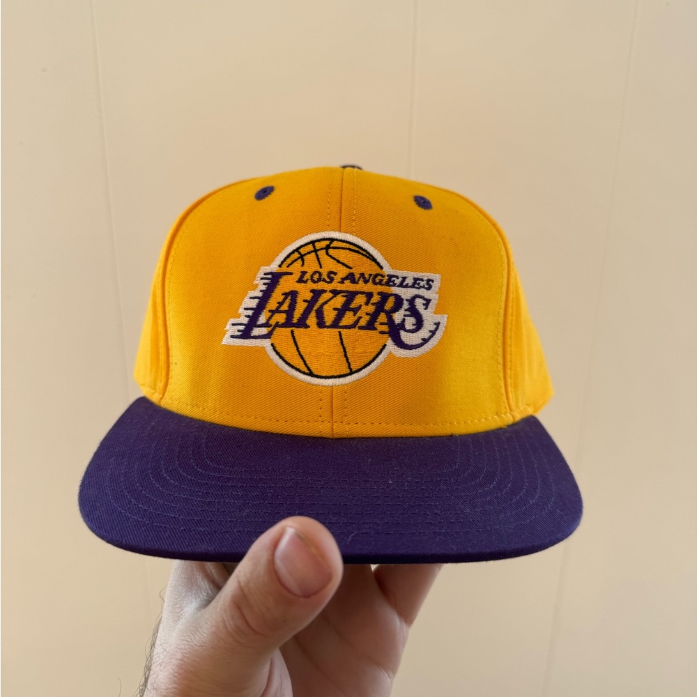 Band new lakers snap back